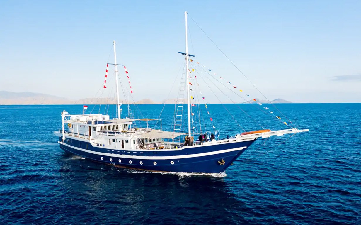 Triton Bay sailing dive